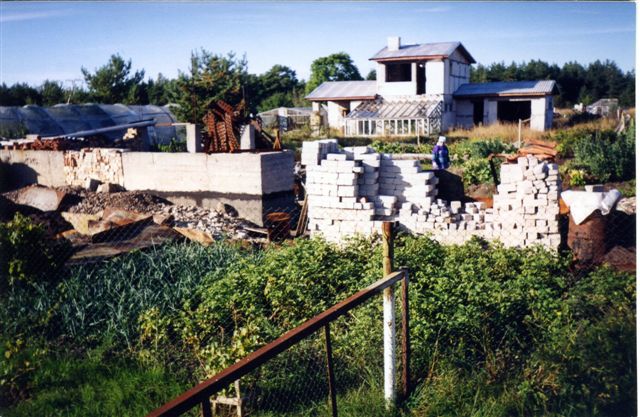 Сентябрь 1995, вид с юго-востока, на переднем плане, слева кирпичи уложены на готовый бетонный цоколь 3 м высотой, на заднем плане дом соседа 
