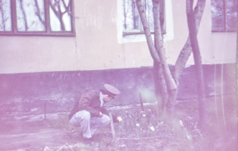 Ханабад 1975 я вожусь с цветами